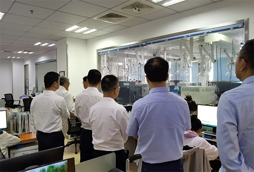 陈博士带领杨副市长一行人参观了人生就是博规范化的先进实验室，讲解了药物临床前的研发和IND申报流程。