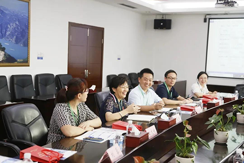 宜昌人福药业副总裁、总工程师李莉娥，产品开发中心主任吕金良，副主任吴有斌、曲龙妹等