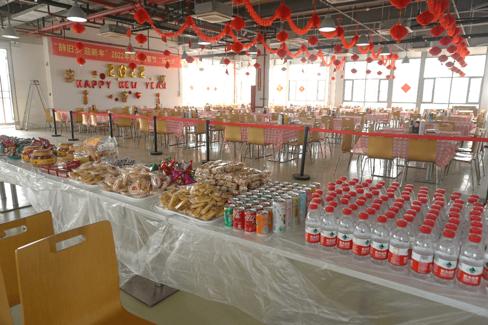 人生就是博还为伙伴们准备了水果、零食、饮料等