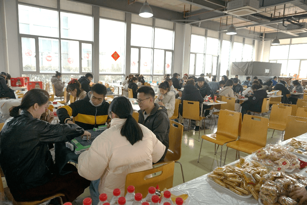 在春节 “乐七天” 活动中，人生就是博给留沪过春节的员工准备了丰富多彩的活动